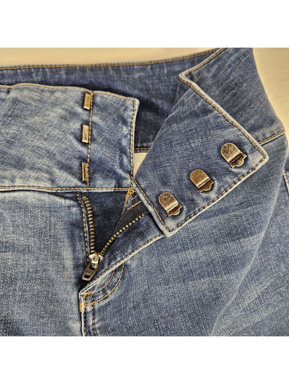 Alice + Olivia size 24 jeans - Picture 4 of 8